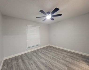 7405 Pinehurst Drive W - Photo Thumbnail 28