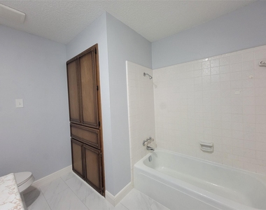 7405 Pinehurst Drive W - Photo Thumbnail 27