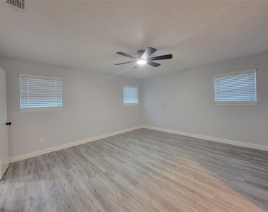 7405 Pinehurst Drive W - Photo Thumbnail 4