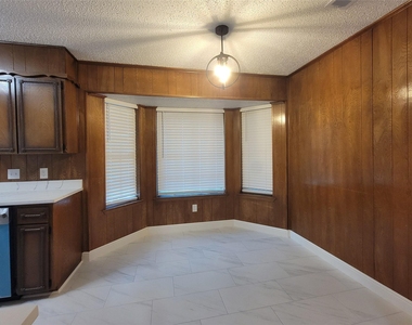 7405 Pinehurst Drive W - Photo Thumbnail 12