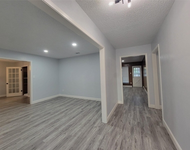 7405 Pinehurst Drive W - Photo Thumbnail 3