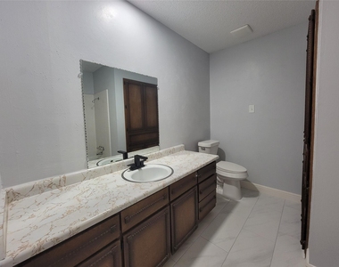 7405 Pinehurst Drive W - Photo Thumbnail 25