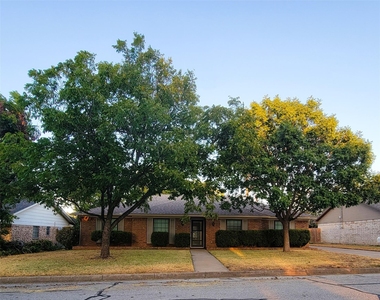 7405 Pinehurst Drive W - Photo Thumbnail 2