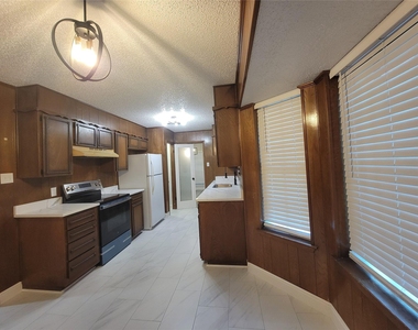 7405 Pinehurst Drive W - Photo Thumbnail 10