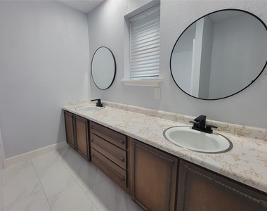 7405 Pinehurst Drive W - Photo Thumbnail 23