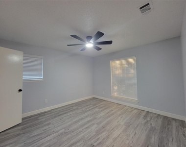 7405 Pinehurst Drive W - Photo Thumbnail 24