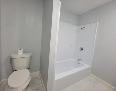 7405 Pinehurst Drive W - Photo Thumbnail 22