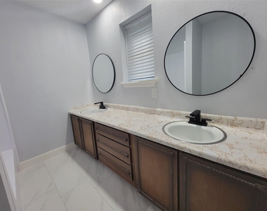 7405 Pinehurst Drive W - Photo Thumbnail 20
