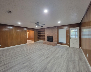 7405 Pinehurst Drive W - Photo Thumbnail 15