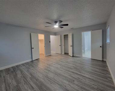 7405 Pinehurst Drive W - Photo Thumbnail 16