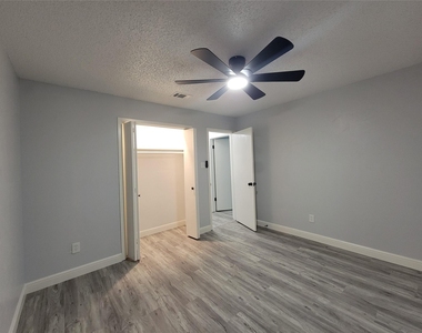 7405 Pinehurst Drive W - Photo Thumbnail 19