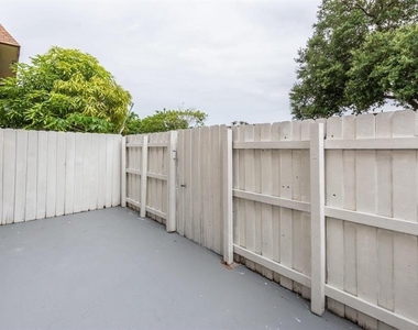 7918 Kimberly Boulevard - Photo Thumbnail 1