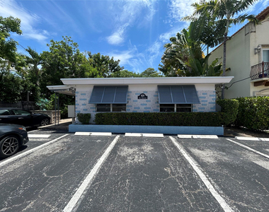 820 N Victoria Park Road - Photo Thumbnail 9