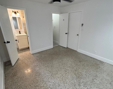 820 N Victoria Park Road - Photo Thumbnail 5