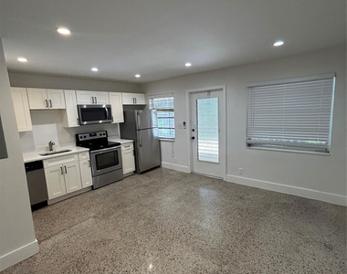 820 N Victoria Park Road - Photo Thumbnail 3