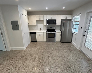 820 N Victoria Park Road - Photo Thumbnail 2