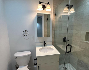 820 N Victoria Park Road - Photo Thumbnail 6