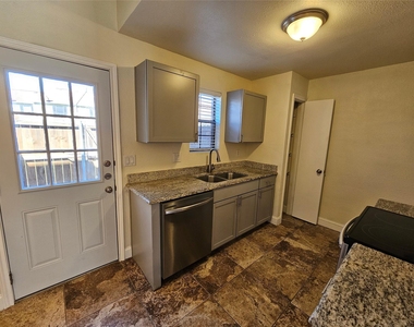 216 Samuel Boulevard - Photo Thumbnail 16