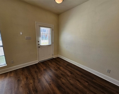 216 Samuel Boulevard - Photo Thumbnail 5