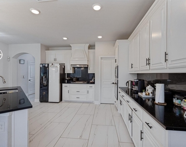 817 Glendale Drive - Photo Thumbnail 9