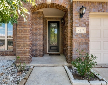 817 Glendale Drive - Photo Thumbnail 1