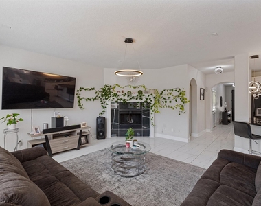 817 Glendale Drive - Photo Thumbnail 6
