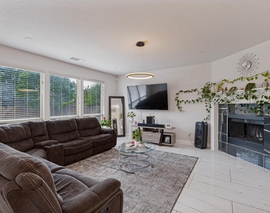 817 Glendale Drive - Photo Thumbnail 5