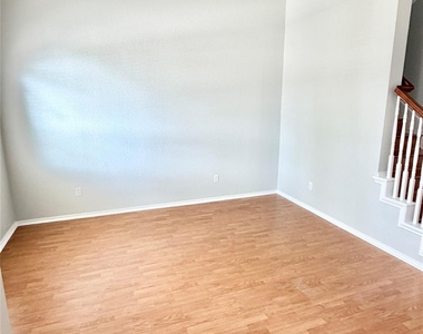140 Fallkirk Drive - Photo Thumbnail 2