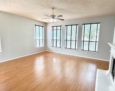 140 Fallkirk Drive - Photo Thumbnail 5