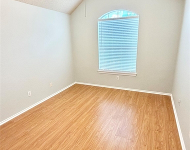 140 Fallkirk Drive - Photo Thumbnail 26