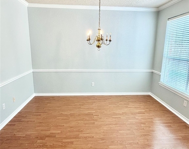 140 Fallkirk Drive - Photo Thumbnail 3