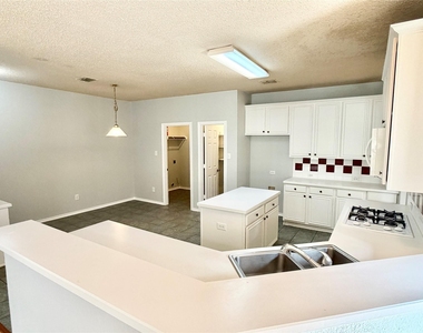 140 Fallkirk Drive - Photo Thumbnail 7