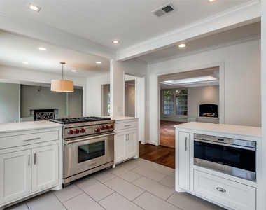 4625 N Versailles Avenue - Photo Thumbnail 5