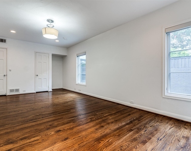 4625 N Versailles Avenue - Photo Thumbnail 8