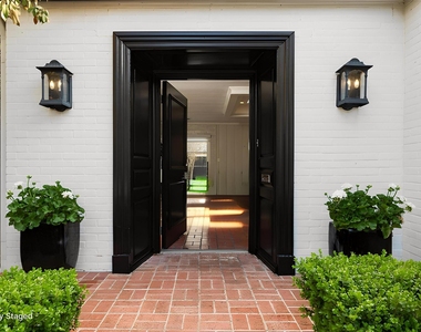 4625 N Versailles Avenue - Photo Thumbnail 1