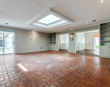 4625 N Versailles Avenue - Photo Thumbnail 4
