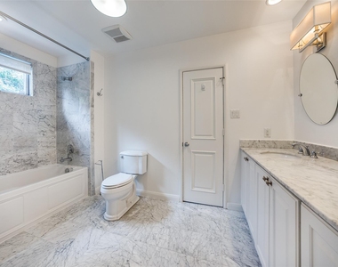 4625 N Versailles Avenue - Photo Thumbnail 9