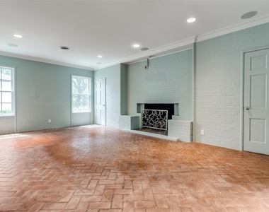 4625 N Versailles Avenue - Photo Thumbnail 2