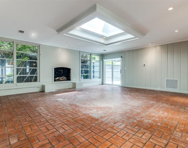 4625 N Versailles Avenue - Photo Thumbnail 3