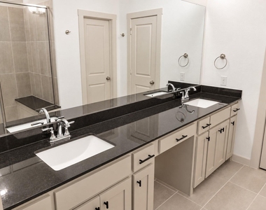 6429 Iron Horse Boulevard - Photo Thumbnail 13