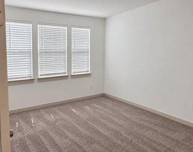 6429 Iron Horse Boulevard - Photo Thumbnail 20