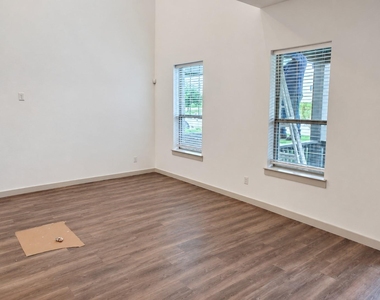6429 Iron Horse Boulevard - Photo Thumbnail 4