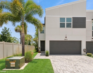 3901 Se Mentmore Lane - Photo Thumbnail 1