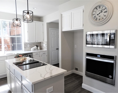 7904 Kettlewood Court - Photo Thumbnail 12
