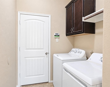 1213 Lambert Drive - Photo Thumbnail 13