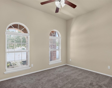 1213 Lambert Drive - Photo Thumbnail 10