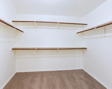 1213 Lambert Drive - Photo Thumbnail 9
