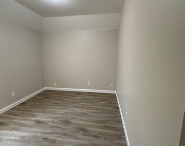 7214 Sierra Way - Photo Thumbnail 15