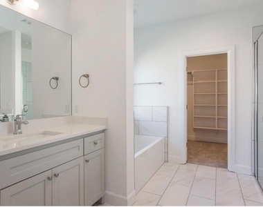 325 Hillcroft Road - Photo Thumbnail 3