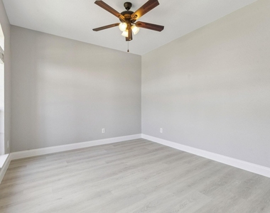 1514 Summerside Drive - Photo Thumbnail 21